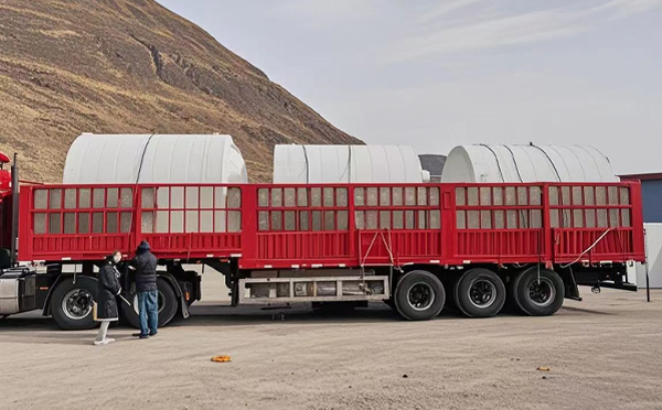 灵台塑料桶装车完毕准备运输中