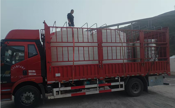 灵台立式运输桶安排发货现场