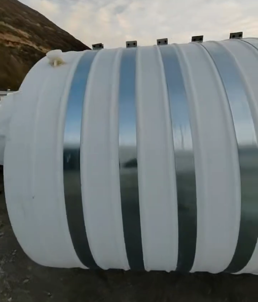 圆形灵台塑料桶批量交付案例：结构稳定，适配多行业液体储运需求